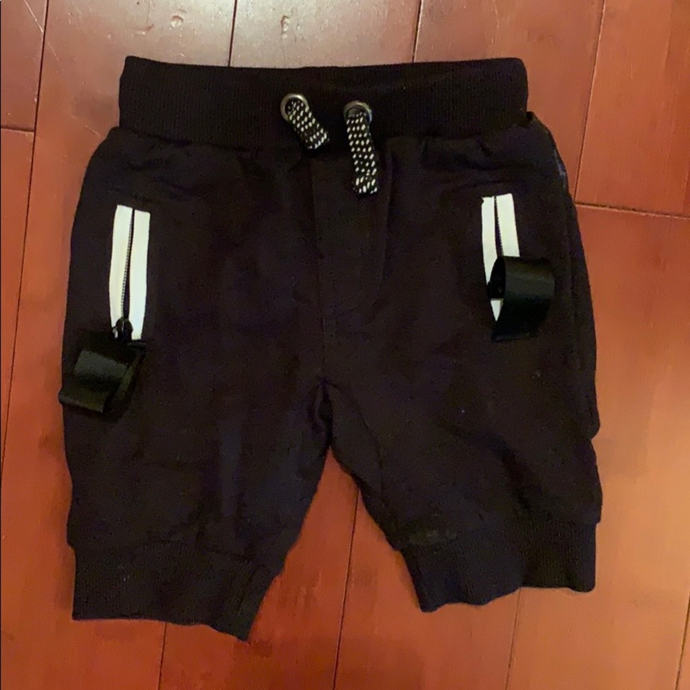 Black capris